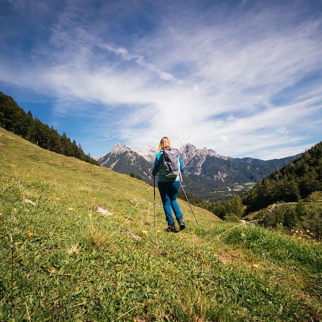 Kitzbüheler Alpen Hero Wandern Monika Günther Wanderung am KAT Walk mit Blick auf das PillerseeTal c Daniel Gollner
